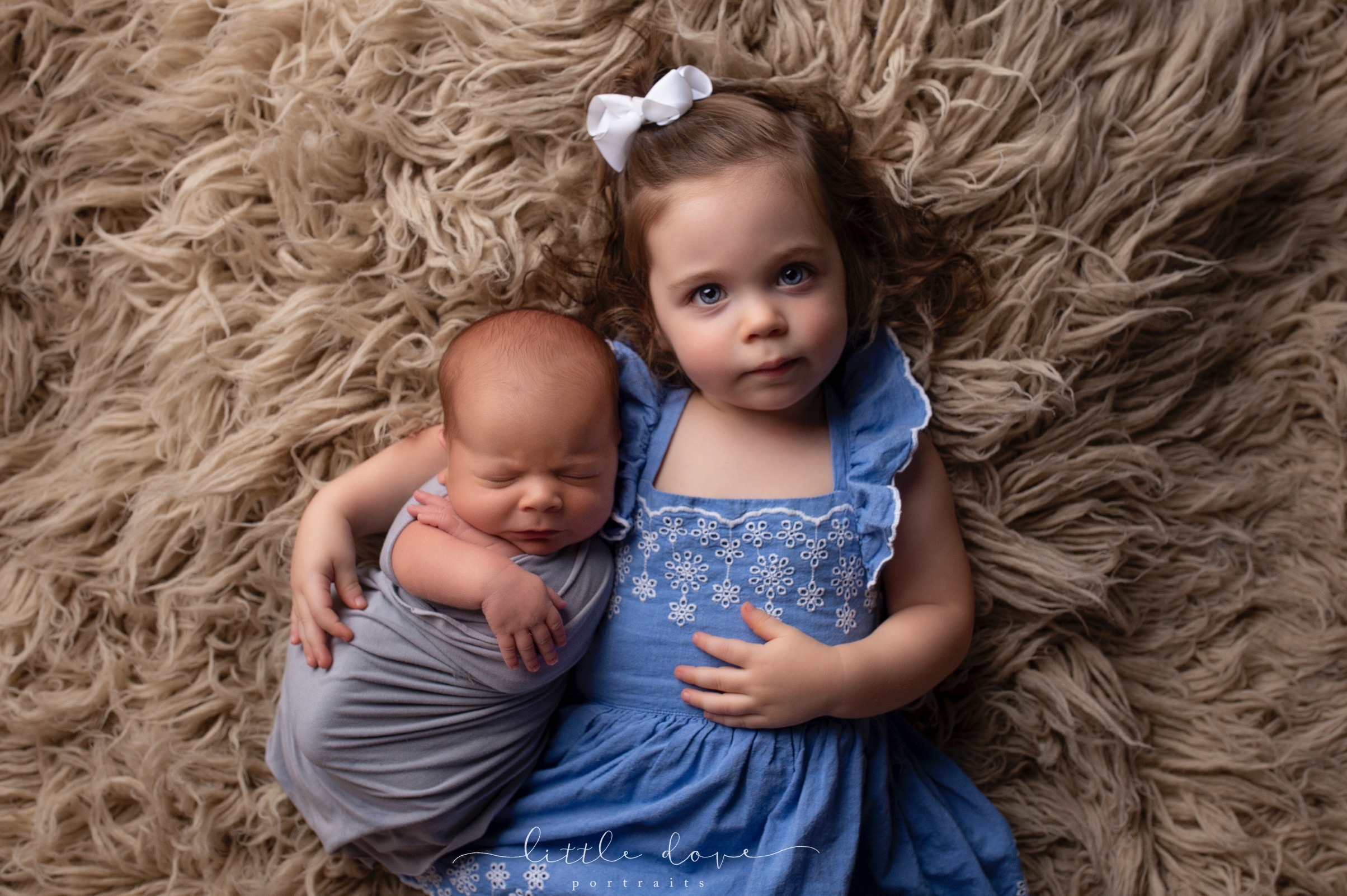 The cutest newborn sibling photos | ©Little Dove Portraits http://ldportraits. net